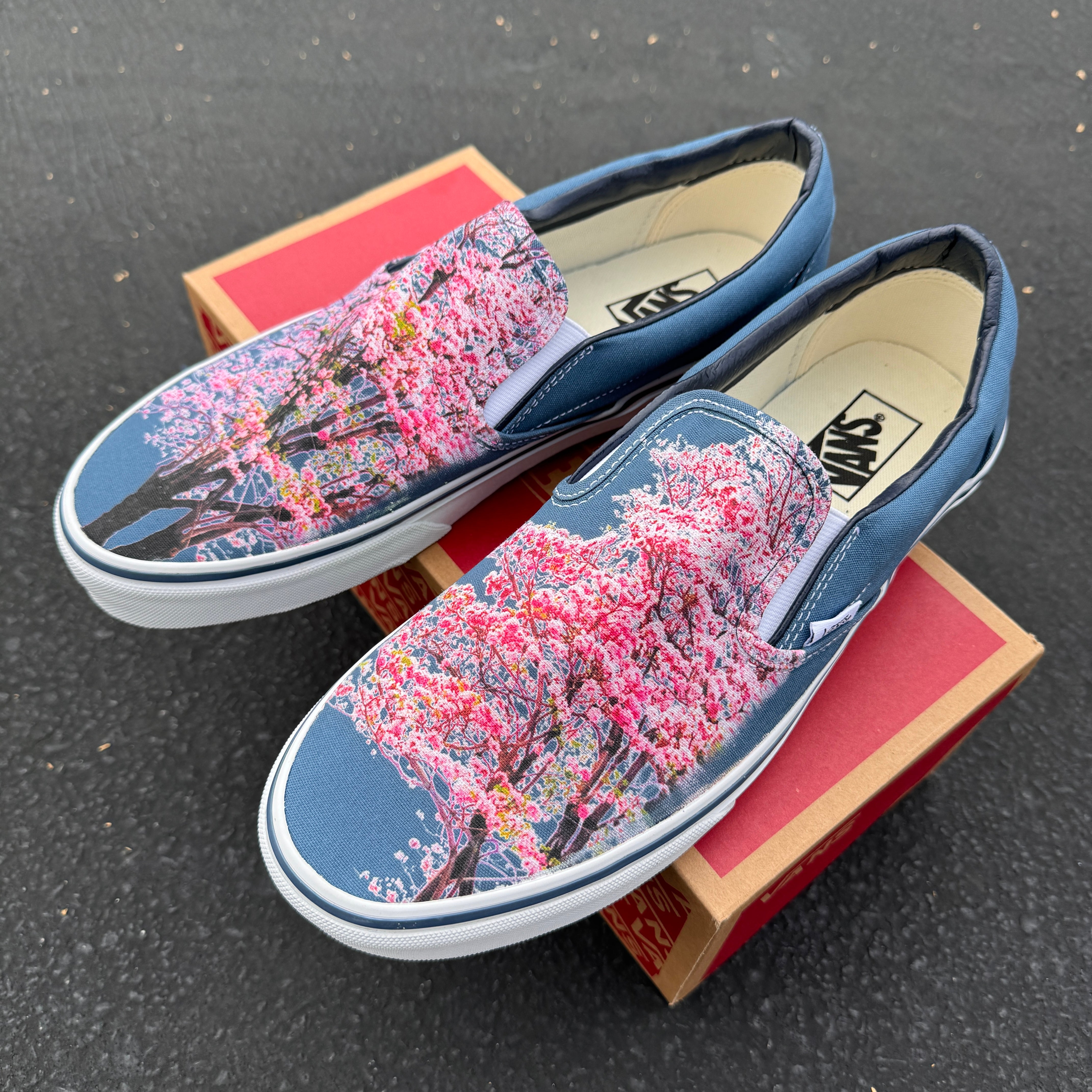 海外限定！VANS カスタム CHERRY BLOSSOM SLIP-ON ユニセックス Cherry Blossoms on Custom Navy Slip On Vans Shoes for Women