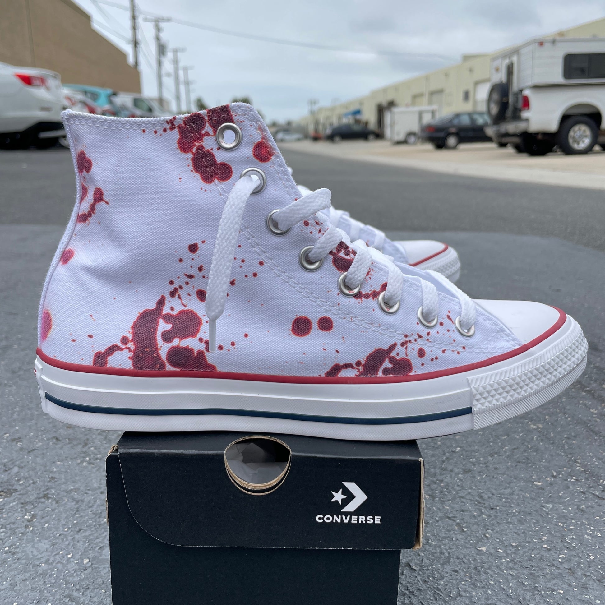 alfiler pesado colgar Blood Splatter White High Tops - Sneakers - Custom Converse Shoes –  BlvdCustom